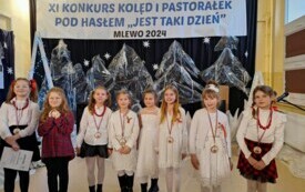 dziewczynki reprezentujące szkołę na konkurskie kolęd i pastorałek