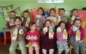 przedszkolaki z upominkami od wielkanocnego zajączka