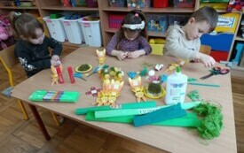 przedszkolaki przygotowują kartki wielkanocne