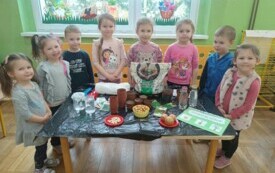 przedszkolaki sieją i sadzą roślinki