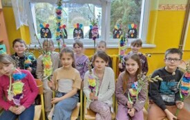 Klasa III prezentuje wykonane palmy wielkanocne