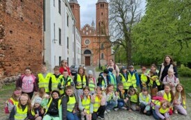 uczniowie przed Bazyliką katedralną w Płocku