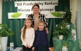 dwie dziewczynki wraz ze swoją wychowawczynią