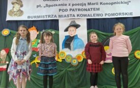 dziewczynki reprezentujące szkołę na konkurskie recytatorskim