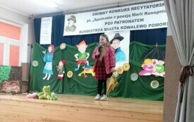 Uczennica recytująca wiersz na konkursie