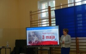 przem&oacute;wienie Pani Dyrektor, w tle monitor z napisem Święto Konstytucji 3 maja