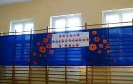 sala gimnastyczna udekorowana na apel z okazji świąt majowych