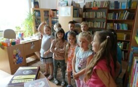 dzieci w bibliotece szkolnej
