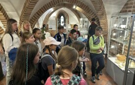 uczniowie zwiedzający muzeum