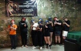 uczniowie prezentujący sprzęt przed rozgrywką paintballa
