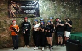 uczniowie prezentujący sprzęt przed rozgrywką paintballa