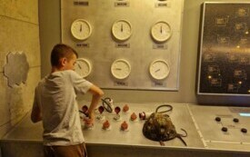 uczeń rozwiązujący zagadkę w escaperoomie