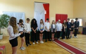 pożegnalne przedstawienie absolwent&oacute;w szkoły