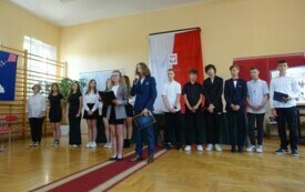 pożegnalne przedstawienie absolwent&oacute;w szkoły