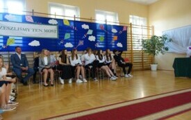 absolwenci szkoły oglądają prezentację multimedialną