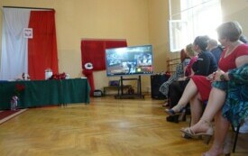 wyświetlanie prezentacji multimedialnej dla absolwent&oacute;w