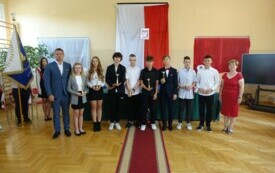 absolwenci szkoły podstawowej prezentujący nagrody