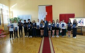 absolwenci szkoły podstawowej prezentujący świadectwa ukończenia szkoły