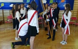 uroczyste przekazanie sztandaru szkoły młodszym kolegom
