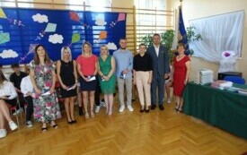 wręczenie podziękowań rodzicom klasy IV