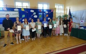 wręczenie podziękowań rodzicom klasy III