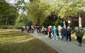 spacer uczni&oacute;w po parku solankowym