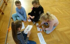 grupa uczni&oacute;w rozwiązująca zadania z pierwszej pomocy