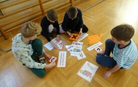 grupa uczni&oacute;w rozwiązująca zadania z pierwszej pomocy