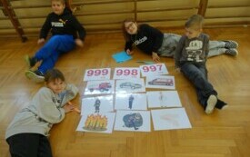 grupa uczni&oacute;w rozwiązująca zadania z pierwszej pomocy