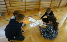  grupa uczni&oacute;w rozwiązująca zadania z pierwszej pomocy