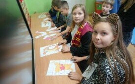 dzieci układające puzzle 