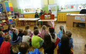 dzieci oglądające teatrzyk kamishibai