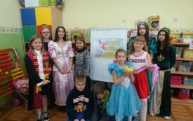 Dzieci z klasy III pozują na tle napisu "Dzień ostaci z bajek"