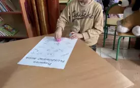 dzieci stawiające pieczątki na plakacie