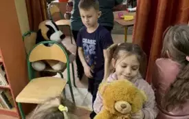 dzieci z przedszkola z pluszowymi misiami