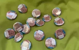 przypinki z okazji Dnia Pluszowego Misia