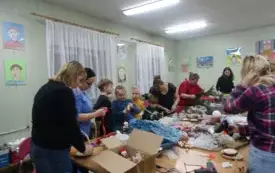 dzieci i dorośli tworzący ozdoby świąteczne