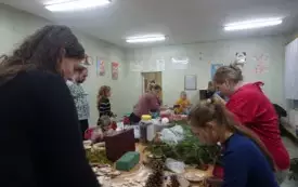 dzieci i dorośli tworzący ozdoby świąteczne