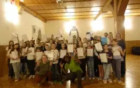 uczestnicy warsztat&oacute;w językowych prezentują swoje certyfikaty