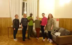 wsp&oacute;lne zdjęcie opiekunek wycieczki z wolontariuszami