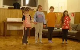 dziewczynki prezentujące swoją scenkę na warsztatach językowych