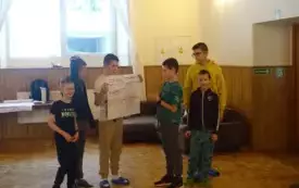chłopcy przedstawiający swoją pracę