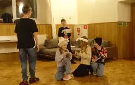 uczniowie przedstawiający scenkę