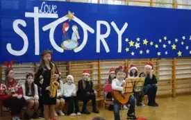 uczniowie grający na instrumentach świąteczne utwory