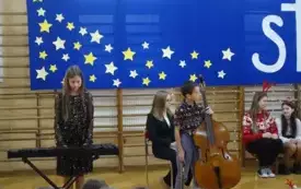 uczniowie grający na instrumentach świąteczne utwory