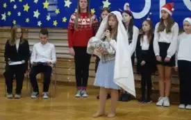 uczennica klasy III w przebraniu Maryji z dzieciątkiem