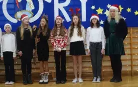 dziewczynki śpiewające kolędy i pastorałki