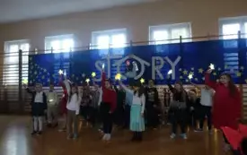 uczniowie klasy II wystepujący w tańcu