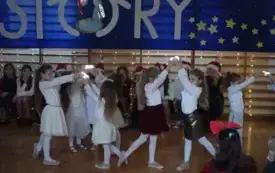 tańczące dzieci z oddziału przedszkolnego