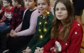 uczniowie na sali czekający na program świąteczny